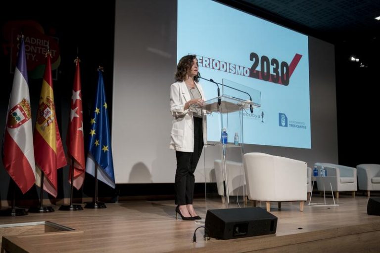 Ayuso defiende el periodismo para una «democracia de calidad»