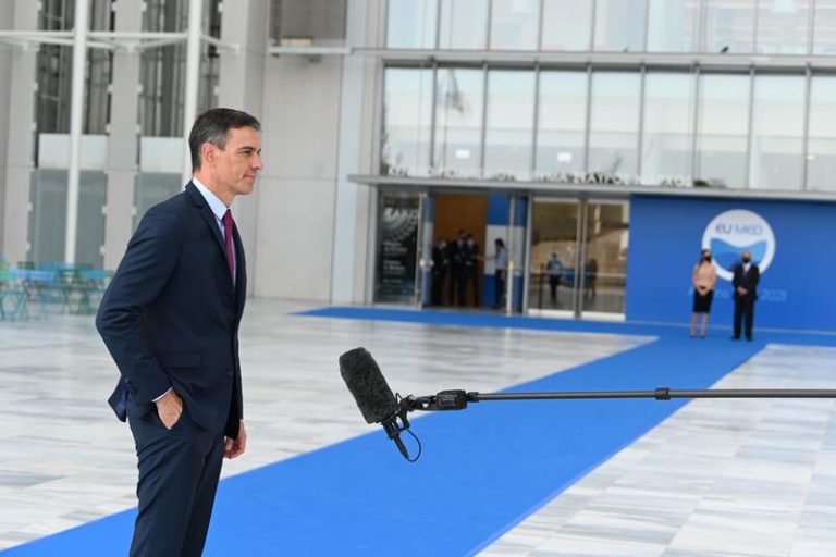 Sánchez apuesta por un debate sobre el marco normativo de los mercados eléctricos