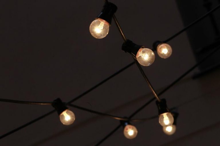 El precio de la luz continúa su rebaja este domingo, hasta los 146,57 euros/MWh