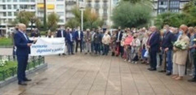 La AVT se concentra en San Sebastián en memoria de las víctimas y contra los homenajes a presos de ETA