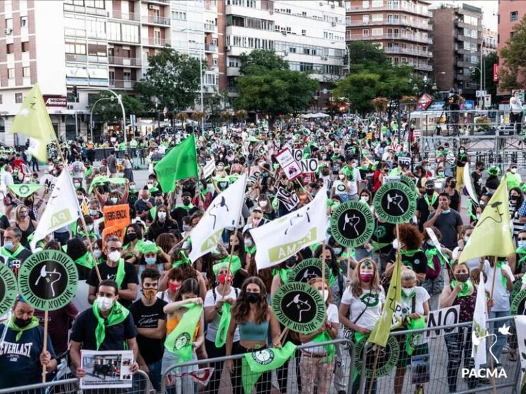 Miles de personas se manifiestan frente a Las Ventas para exigir el fin de la tauromaquia