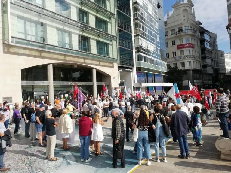 Centenares de personas exigen por toda Galicia la bajada de la factura de la luz