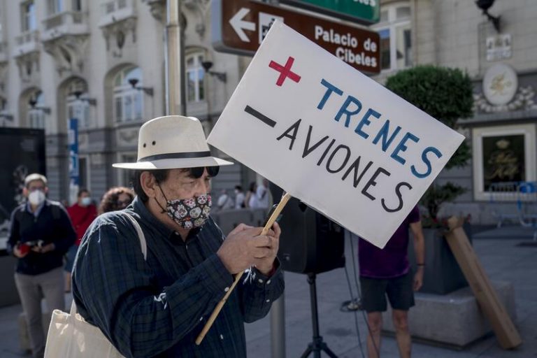 Más de 200 ONG protestan en Madrid contra la ampliación del Aeropuerto de Barajas