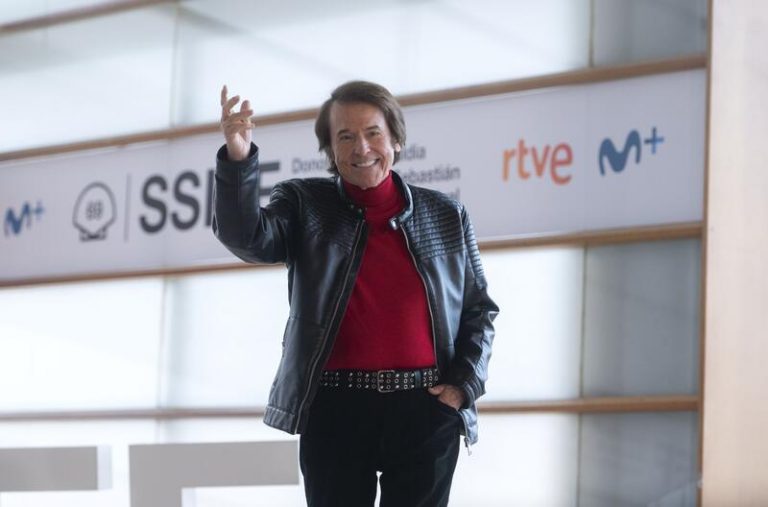Raphael dice que no se bajará del escenario en «varios años» porque le «enloquece»