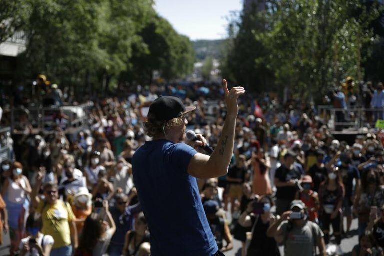 Miles de personas se manifiestan contra la ampliación de los aeropuertos
