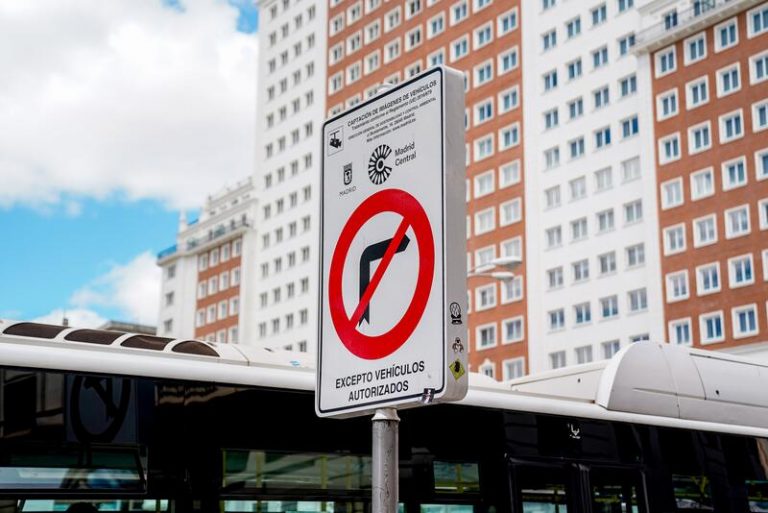 Comienza la retirada de la señalética de Madrid Central