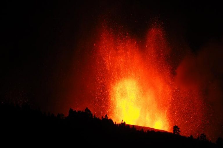 Maroto aboga por que el «espectáculo maravilloso» del volcán de La Palma sea un «reclamo» turístico