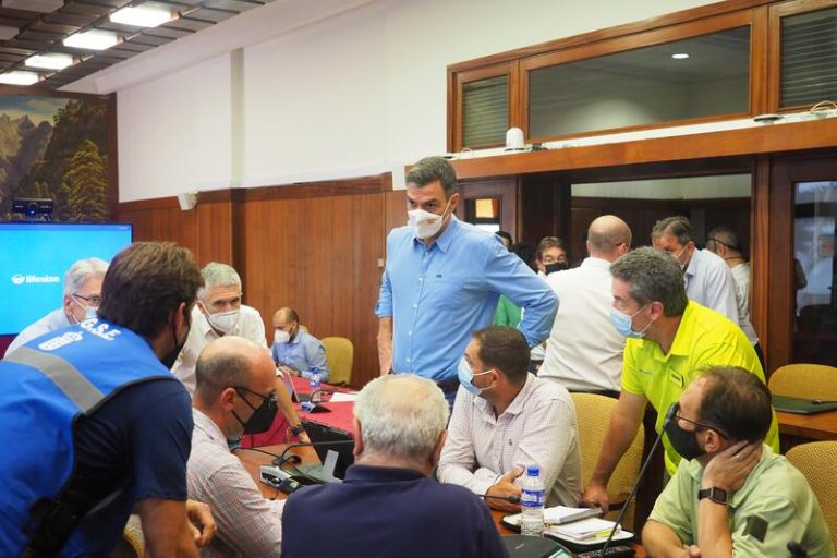 Sánchez traslada el compromiso del Gobierno con los afectados por la erupción del volcán en La Palma