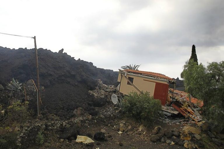 Los agricultores ven con «impotencia» la erupción en La Palma