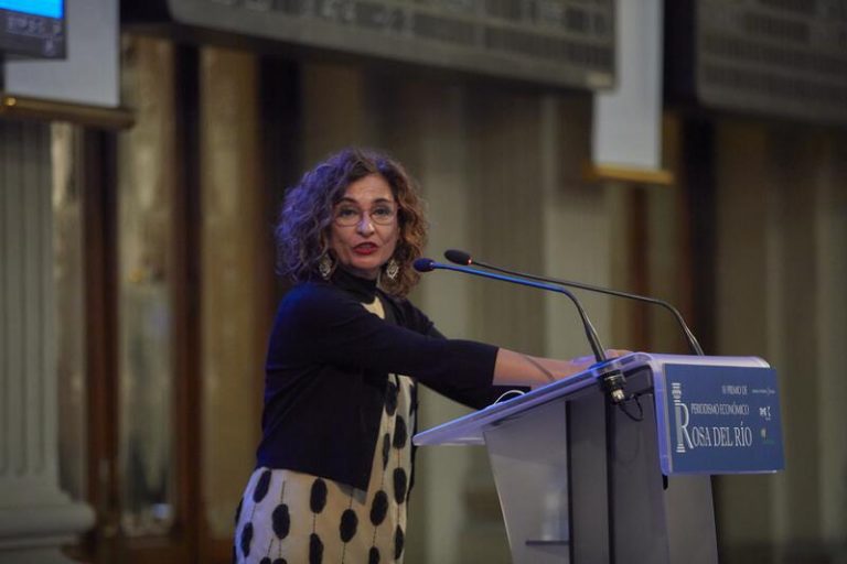 Montero dice que los PGE «avanzan a un ritmo adecuado»
