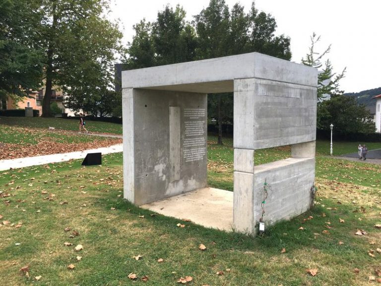 San Sebastián coloca en Aiete la escultura ‘Urdina’ en memoria de las 22 víctimas donostiarras del holocausto