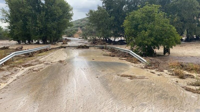 Buscan unos doce coches arrastrados por el agua en Montefrío