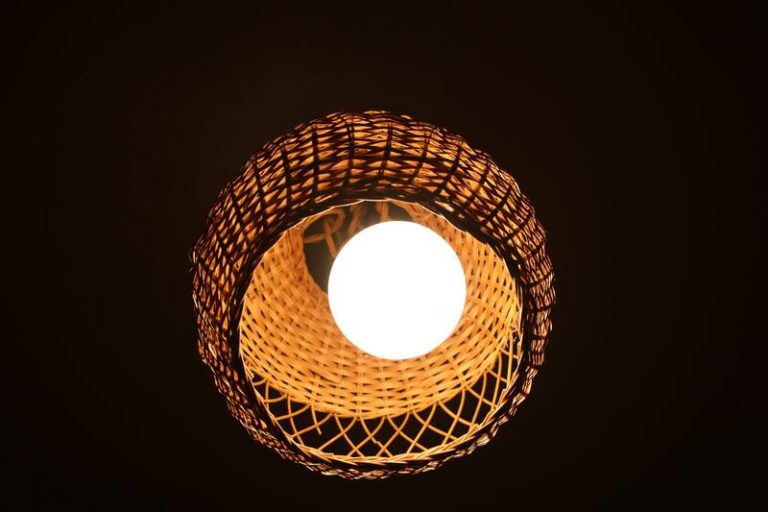 El precio de la luz baja un 6% este jueves, hasta los 165,19 euros/MWh