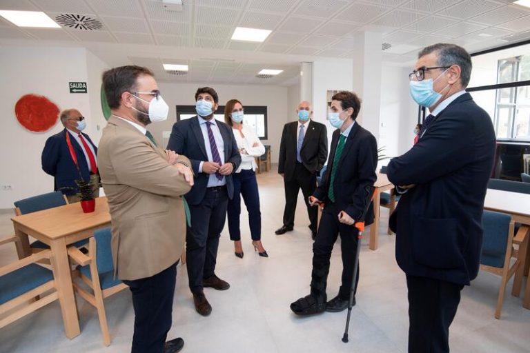 López Miras inaugura en Murcia un centro «innovador» que une atención a mayores con investigación