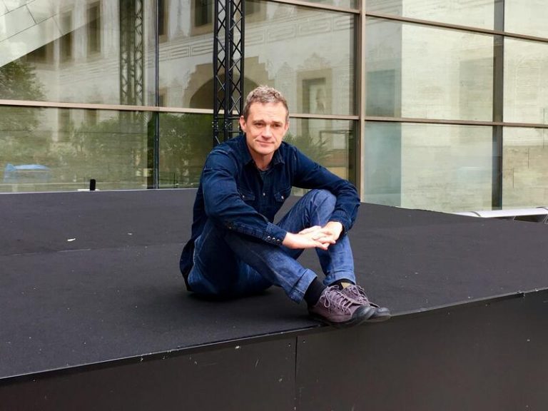 Radden Keefe, «escéptico» con las farmacéuticas tras su nuevo libro