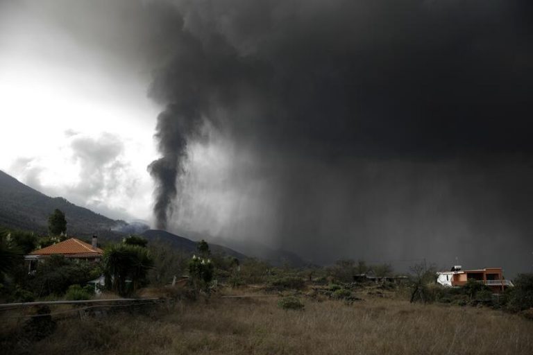 Los gases el volcán pueden llegar el viernes a la Península y después a Francia e Italia