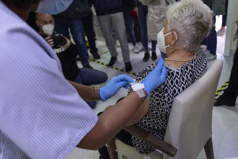 El 76,3% de la población ya ha recibido la pauta completa de vacunación