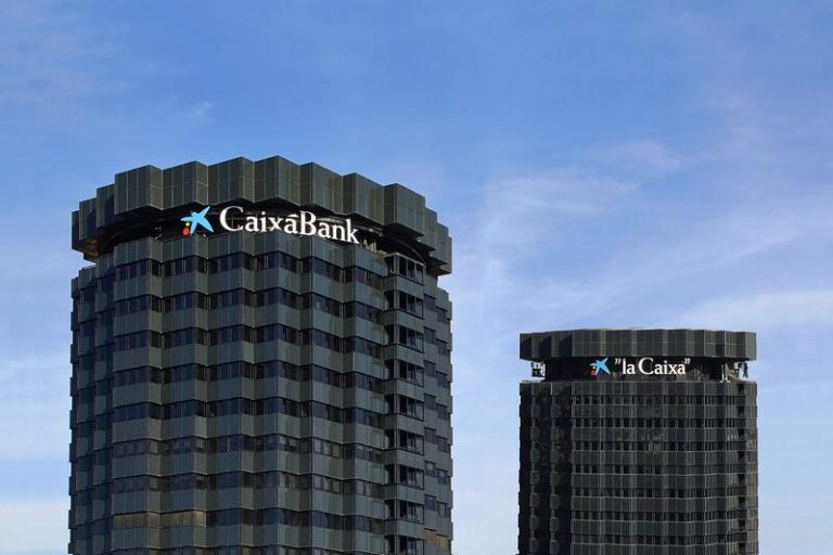 CaixaBank recibe el visto bueno de la CNMC para reordenar el negocio de pagos de Bankia