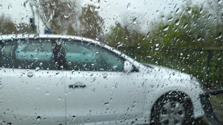 Las fuertes lluvias dejan sin clase a centenares de alumnos de Badajoz