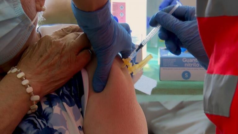 Cantabria pone un centenar de dosis adicionales en las residencias