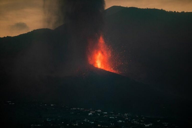 Cumbre Vieja sigue en fase estable y se descarta que la lava llegue al mar en los próximos 2 días