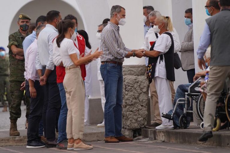 El Rey transmite a los afectados por la erupción en La Palma que «no van a faltar ayudas»