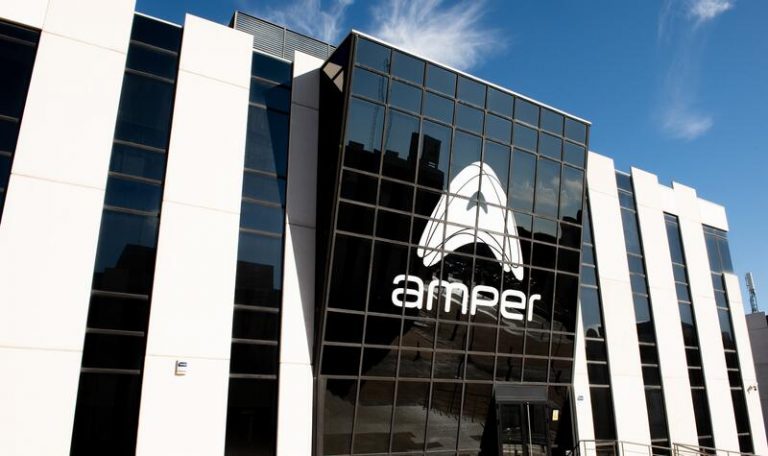 Amper vuelve a beneficios y dispara casi un 80% sus ingresos en el primer semestre