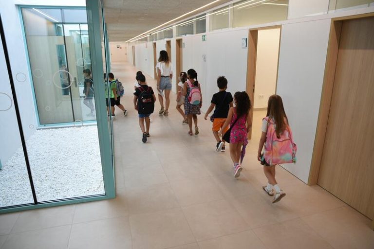 Cantabria cierra seis nuevas aulas y suben a 18 las confinadas