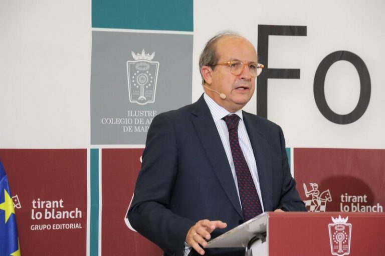Calleja, responsable del Servicio Jurídico de la CE, se alinea con Reynders
