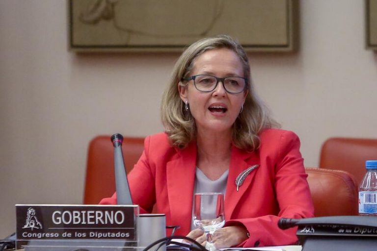 Calviño descarta revisar las previsiones macroeconómicas del Gobierno tras los datos del INE