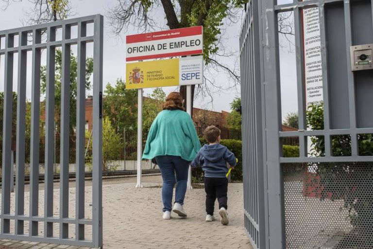 La movilidad geográfica de parados y ocupados cae a mínimos desde 2010