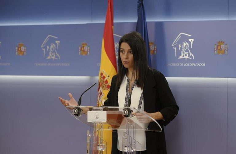 Arrimadas dice que Sánchez está «deseandito» que no extraditen a Puigdemont
