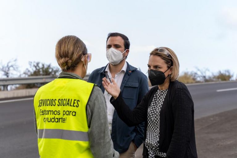 Garzón garantiza «protección» a los damnificados en La Palma
