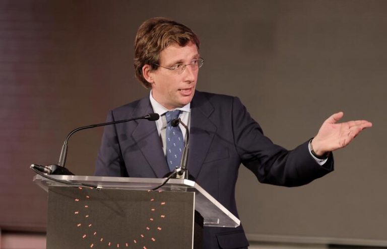 Almeida dice que Puigdemont «debería dejar de hacer el ridículo por el mundo»