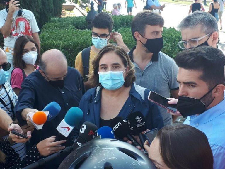 Colau reclama un dispositivo «preventivo» para que no se repita el botellón en la plaza España