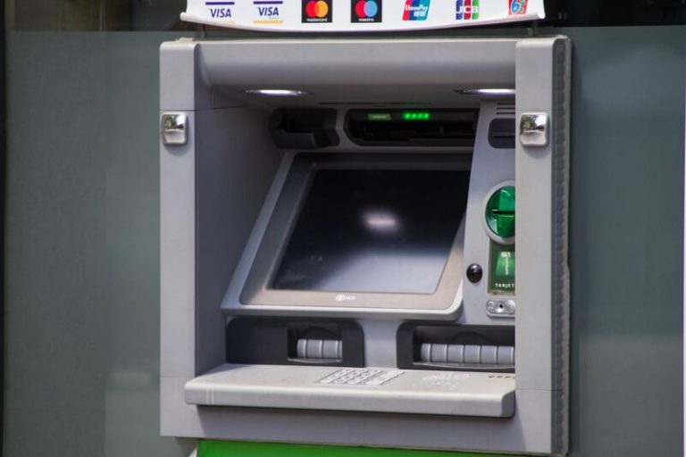 Los pagos con tarjeta siguen con su escalada mientras adelgaza la red de cajeros automáticos