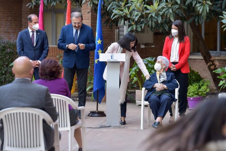 Araceli Hidalgo recibe la tercera dosis y manda un mensaje a los jóvenes: «Respetad la pandemia»