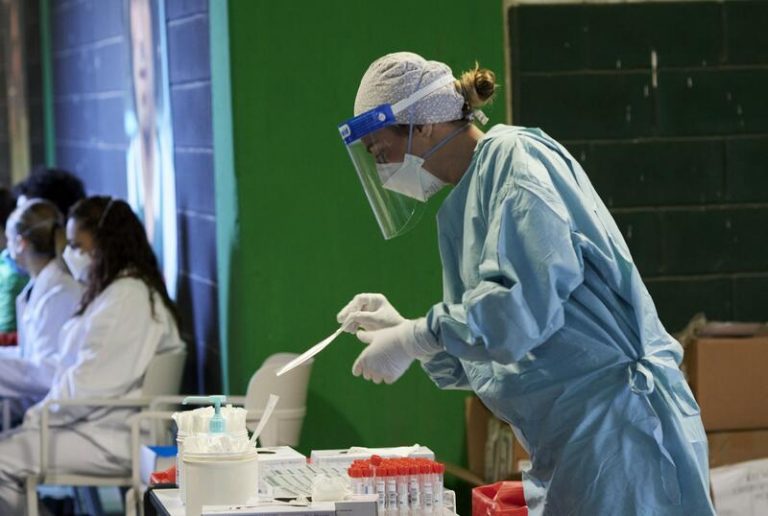 Andalucía suma 362 casos, cinco muertes y su tasa continúa bajando hasta 57