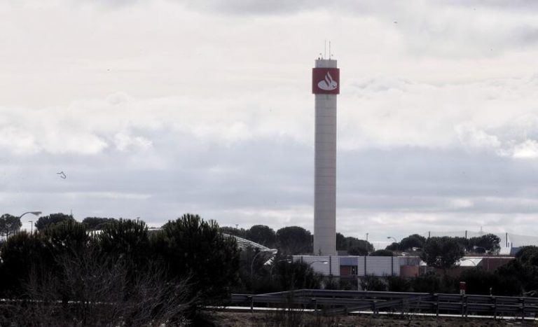 Santander y el Fondo Europeo de Inversiones financiarán con 500 millones el crecimiento de pymes