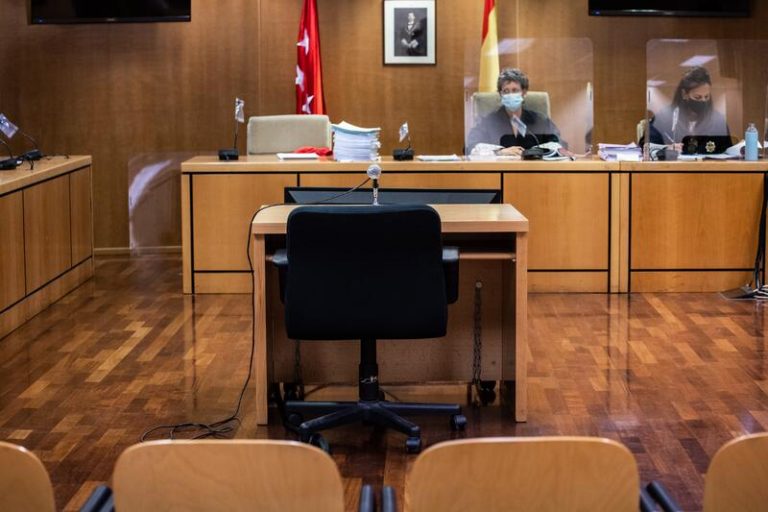 Un acusado alega ser homosexual para negar en el juicio insultos homófobos a una pareja gay