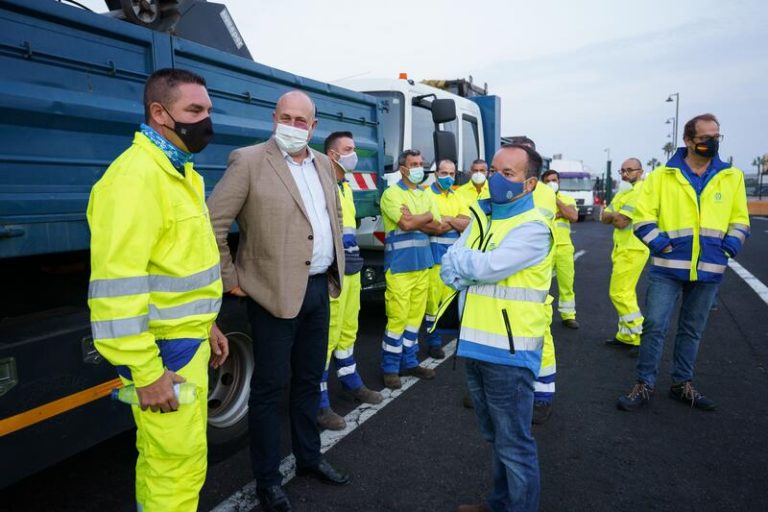 El Cabildo de Tenerife envía a La Palma 10 vehículos para limpiar carreteras