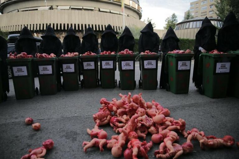 Derecho a Vivir protesta ante el TC por su «silencio» al recurso contra el aborto