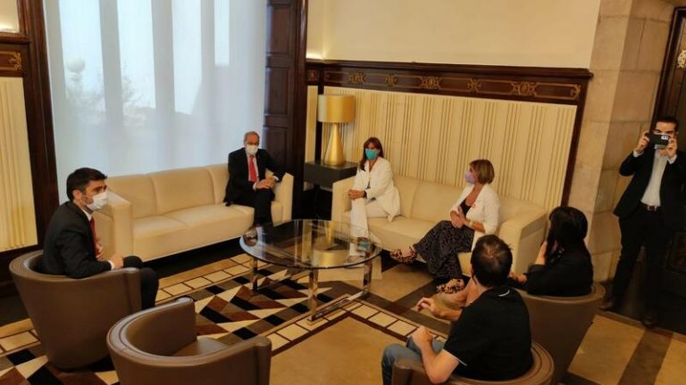 Aragonès y Borràs apoyan a Torra un año después de su inhabilitación recibiéndolo en el Parlament