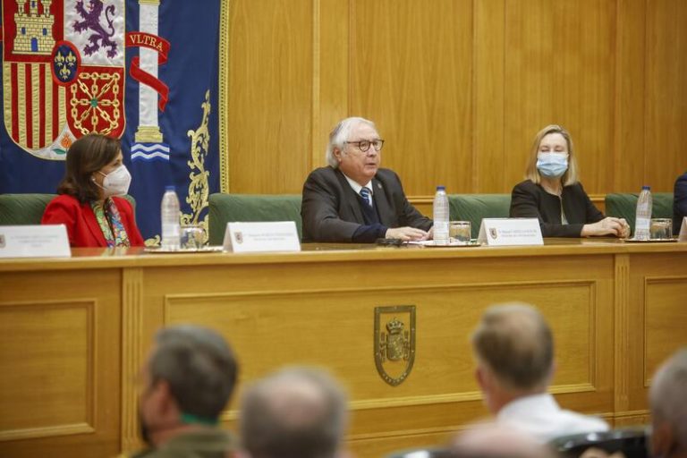 Castells reconoce el papel de las Fuerzas Armadas como «garantía» de la libertad