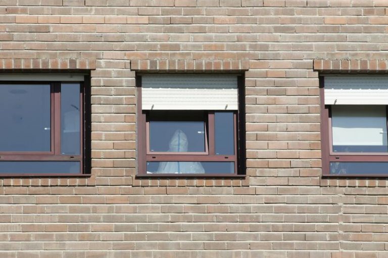 El precio medio de una residencia privada en España es de 1.830 euros al mes