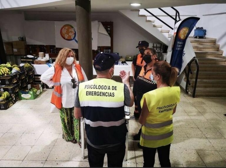 Un centenar de psicólogos atiende a los damnificados