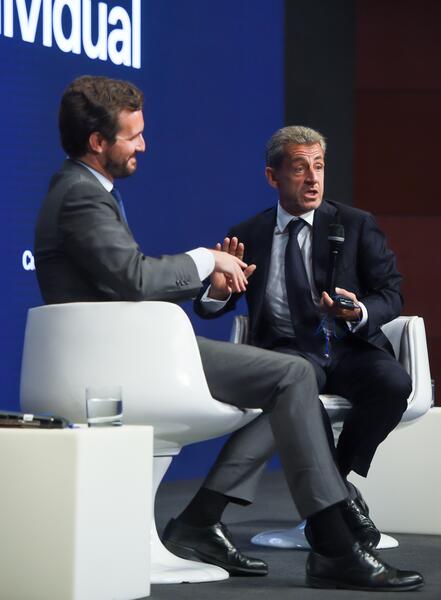 Casado pone a Madrid como ejemplo de libertad ante Sarkozy