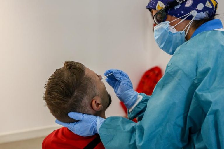 Andalucía roza el riesgo bajo de Covid con una tasa de 51,5 y suma 321 casos y 4 muertes