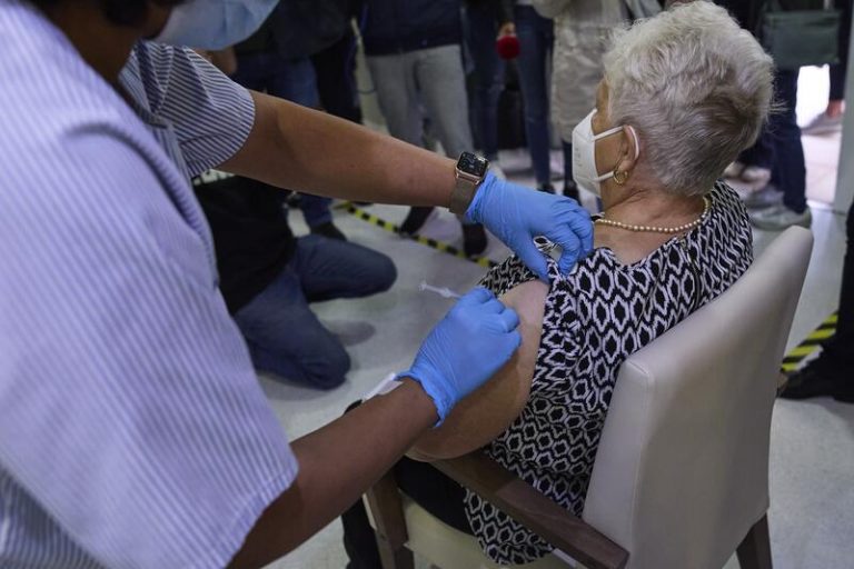Cantabria terminará de inocular la dosis adicional en residencias dentro de dos semanas