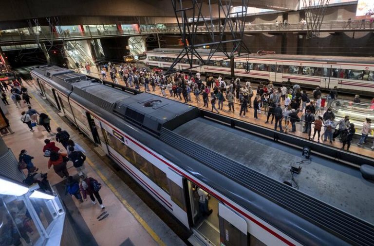 Renfe acusa a los maquinistas de incumplir los servicios mínimos y los sindicatos culpan a la empresa